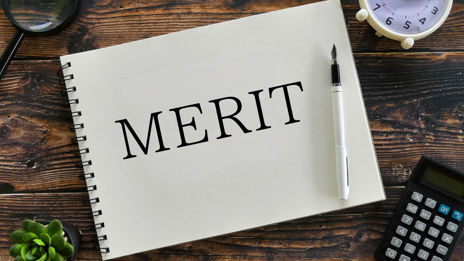ペンで「MERIT」と書かれたノート。