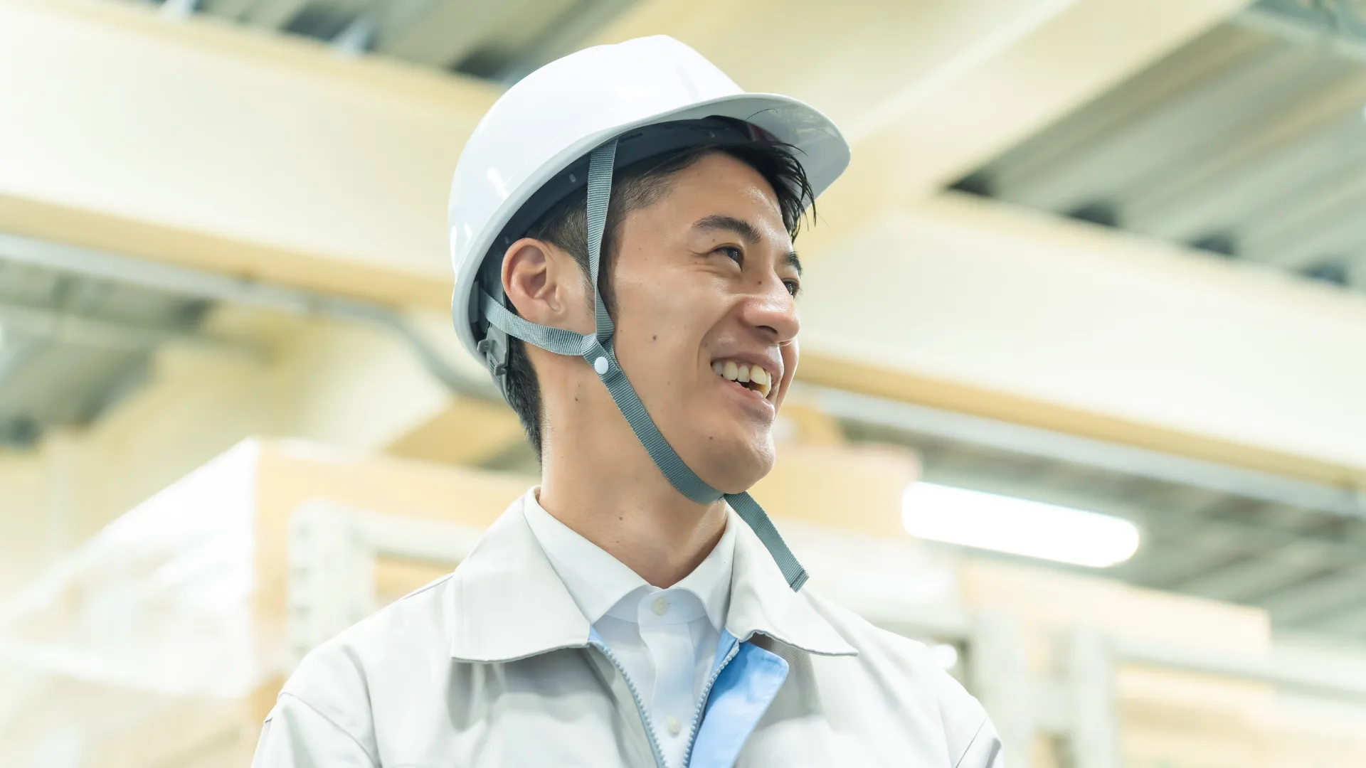 AIの未来に期待を寄せる笑顔の製造業技術者