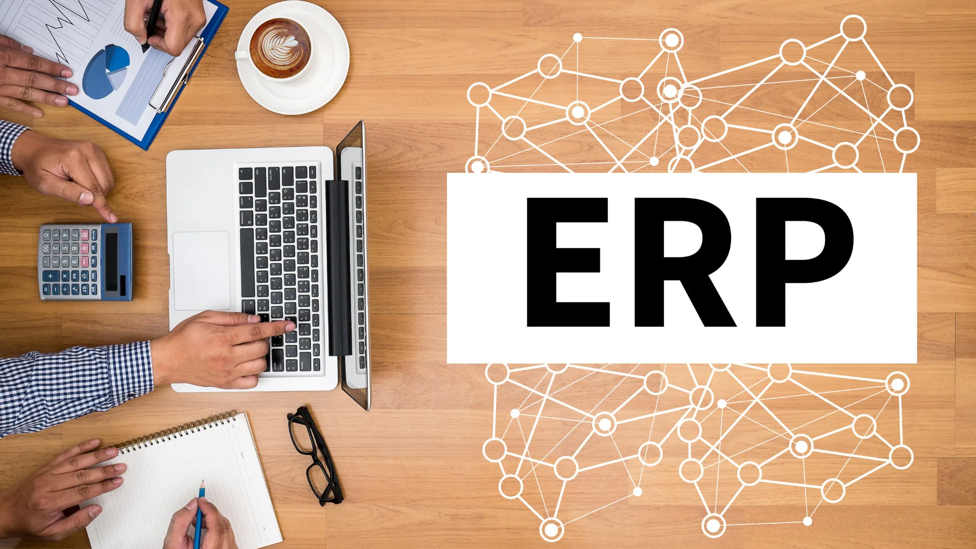 製造業の会議と「ERP」の文字、システム導入のイメージ