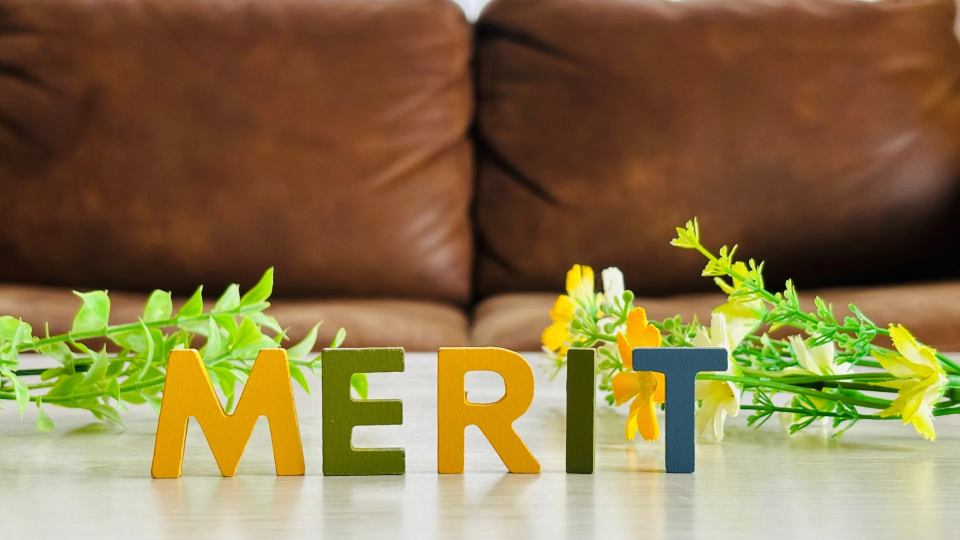 ネットワーク工程表を活用するメリットを示す「MERIT」の文字ブロック