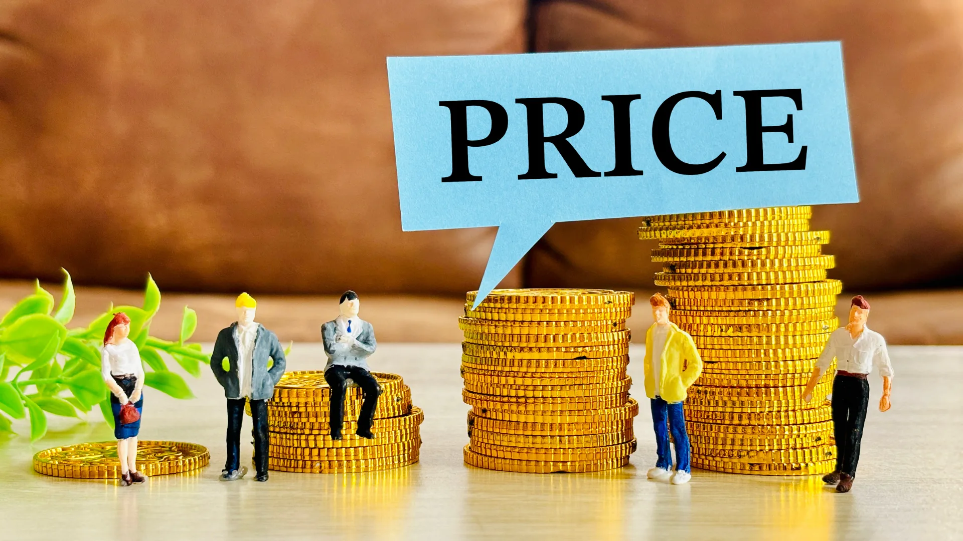 金貨の山と「PRICE」の吹き出し、料金やコストのイメージ