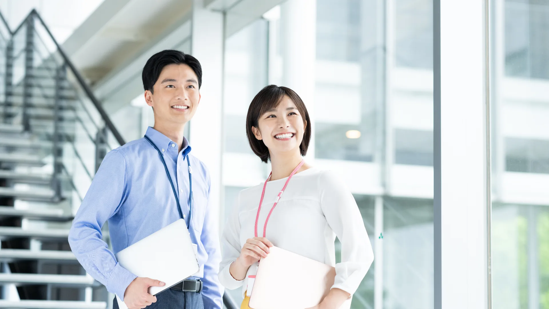 適切な労働環境でいきいきと働く笑顔のビジネスパーソン