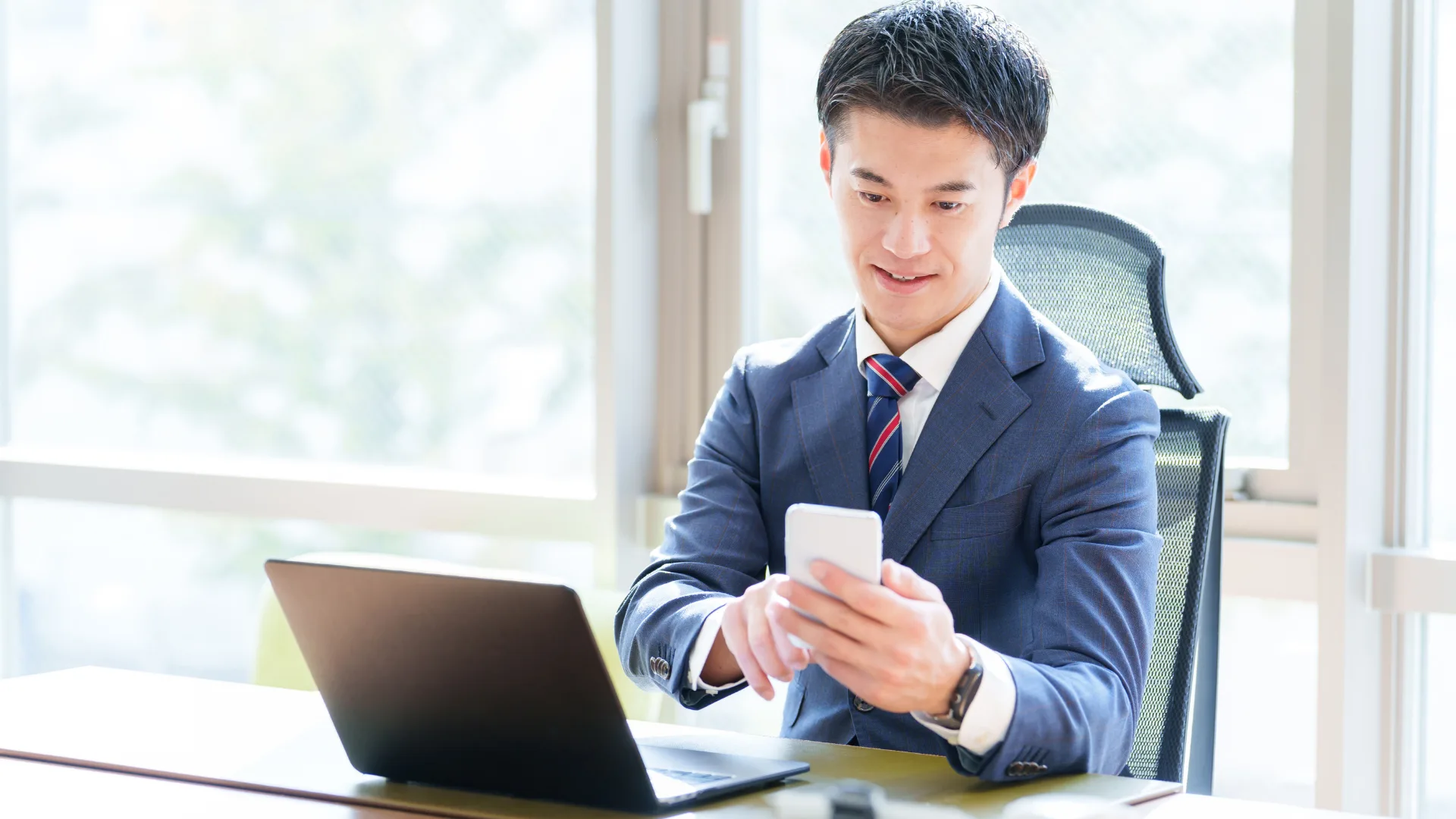 時給計算を効率化するため、給与計算ツールやアプリを使うビジネスマン