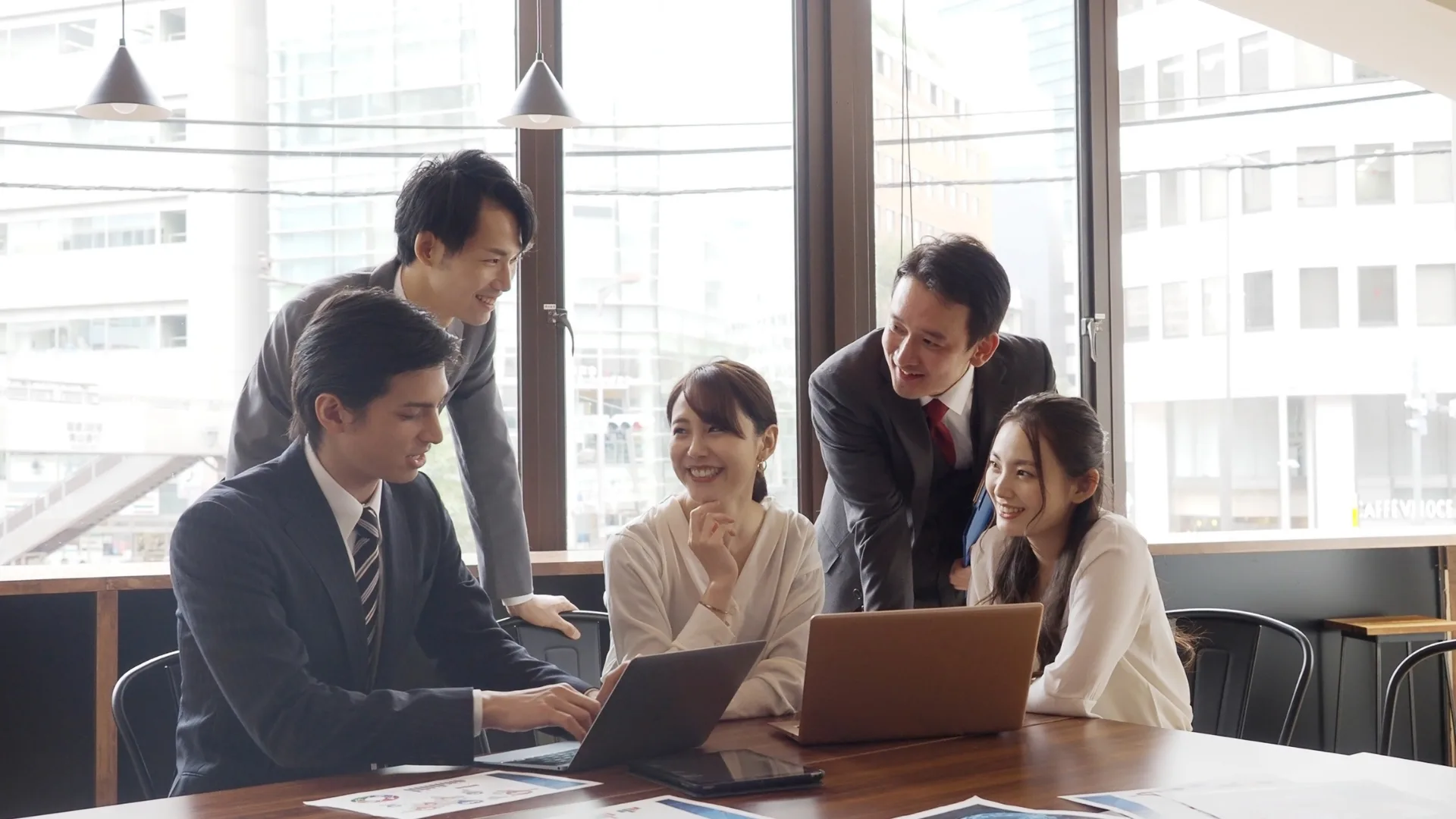 会議室で笑顔で話し合い組織的な予防策で協力する社員たち