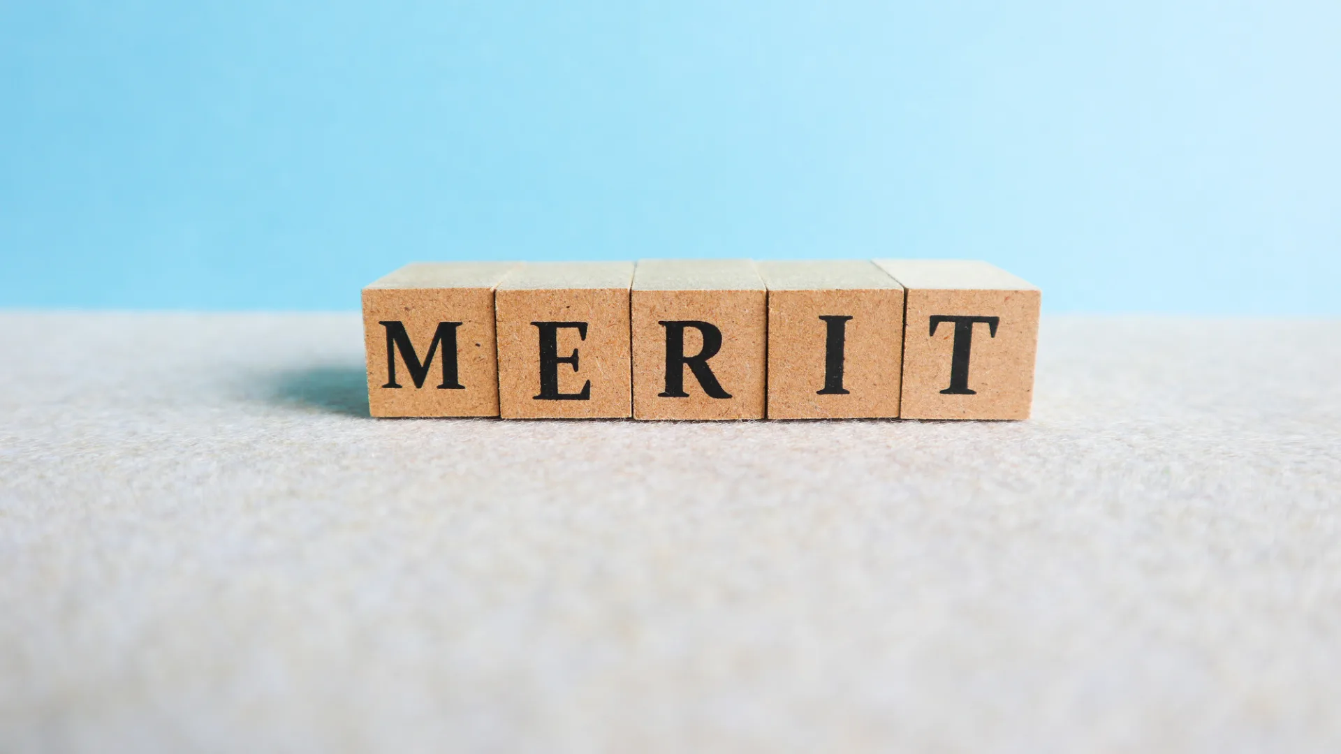 「MERIT」(メリット)と書かれた積み木