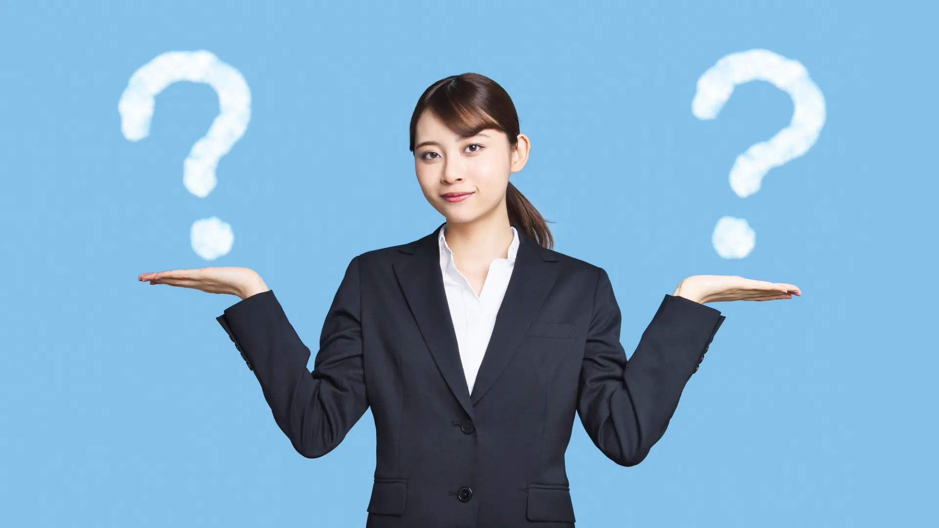 両手に疑問符(?)の雲を乗せて困った表情の女性ビジネスパーソン。