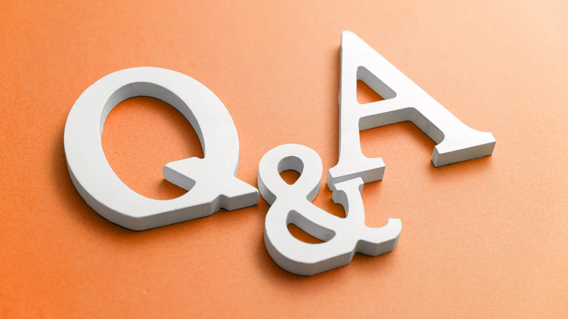 オレンジ背景に「Q&A」の文字、よくある質問とトラブルシューティング