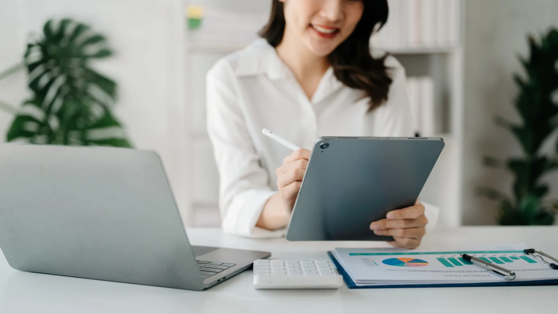 オフィスでタブレットを使う女性