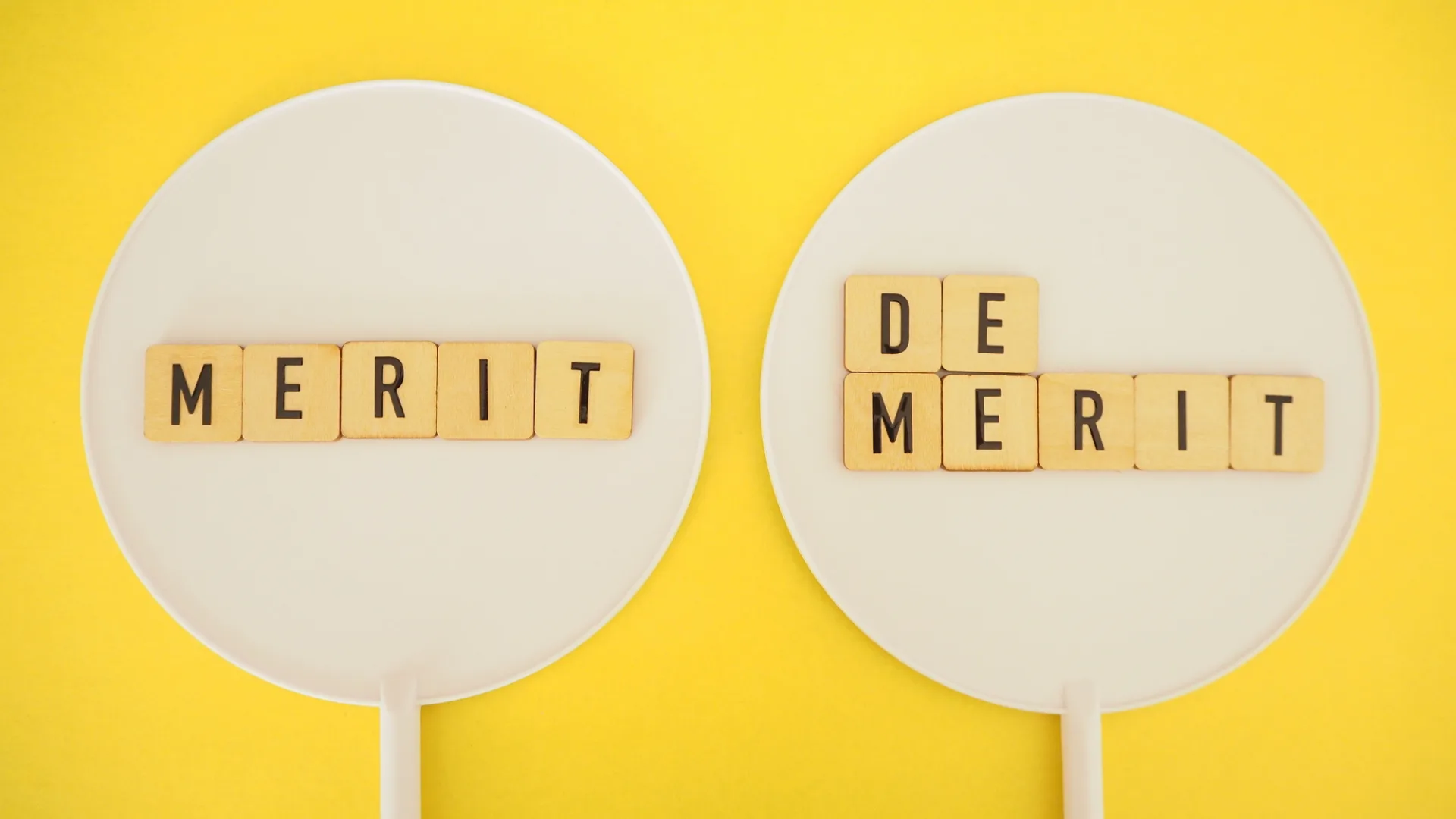 「MERIT」と「DEMERIT」の文字ブロックが左右に分かれて表示されている画像。