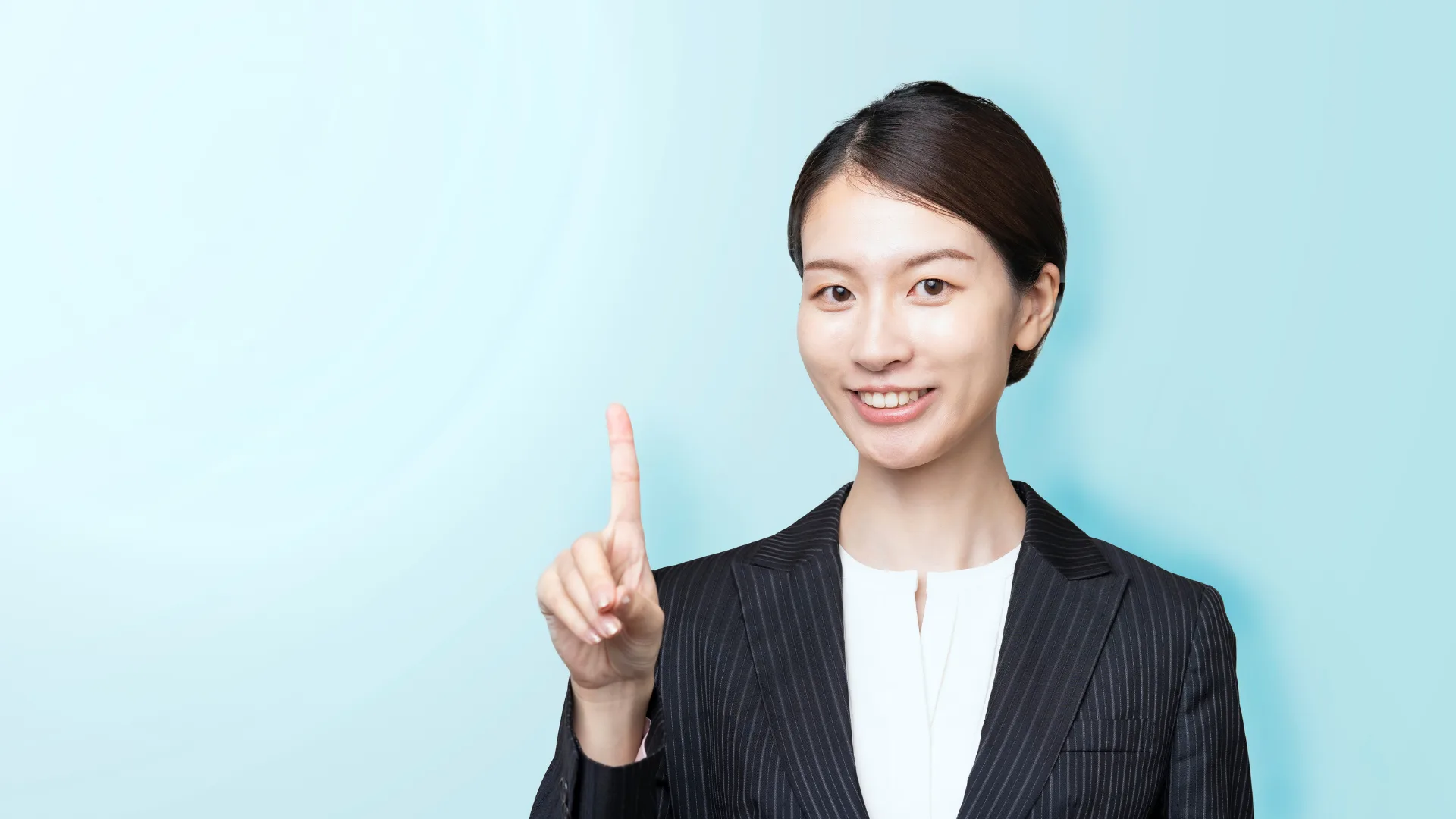 時給計算の応用知識や注意点を伝える、指差しで強調する女性