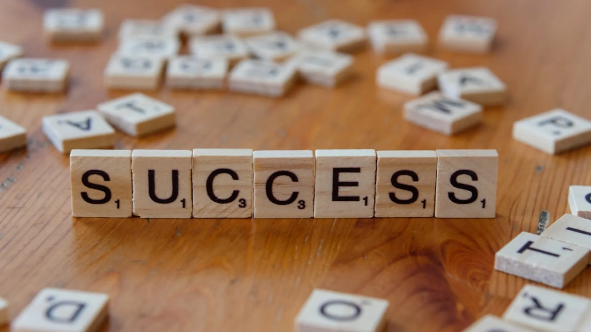木製の文字タイルで「SUCCESS（サクセス）」と並べられた状態