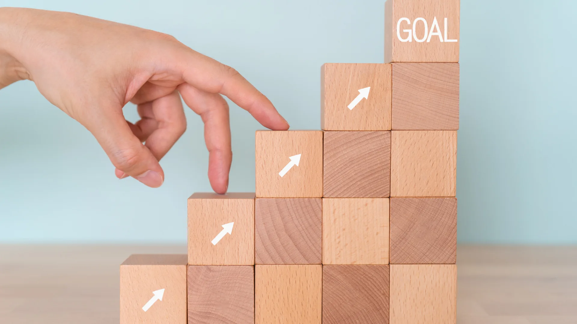  矢印の付いたブロックを登り「GOAL」を目指す指。
