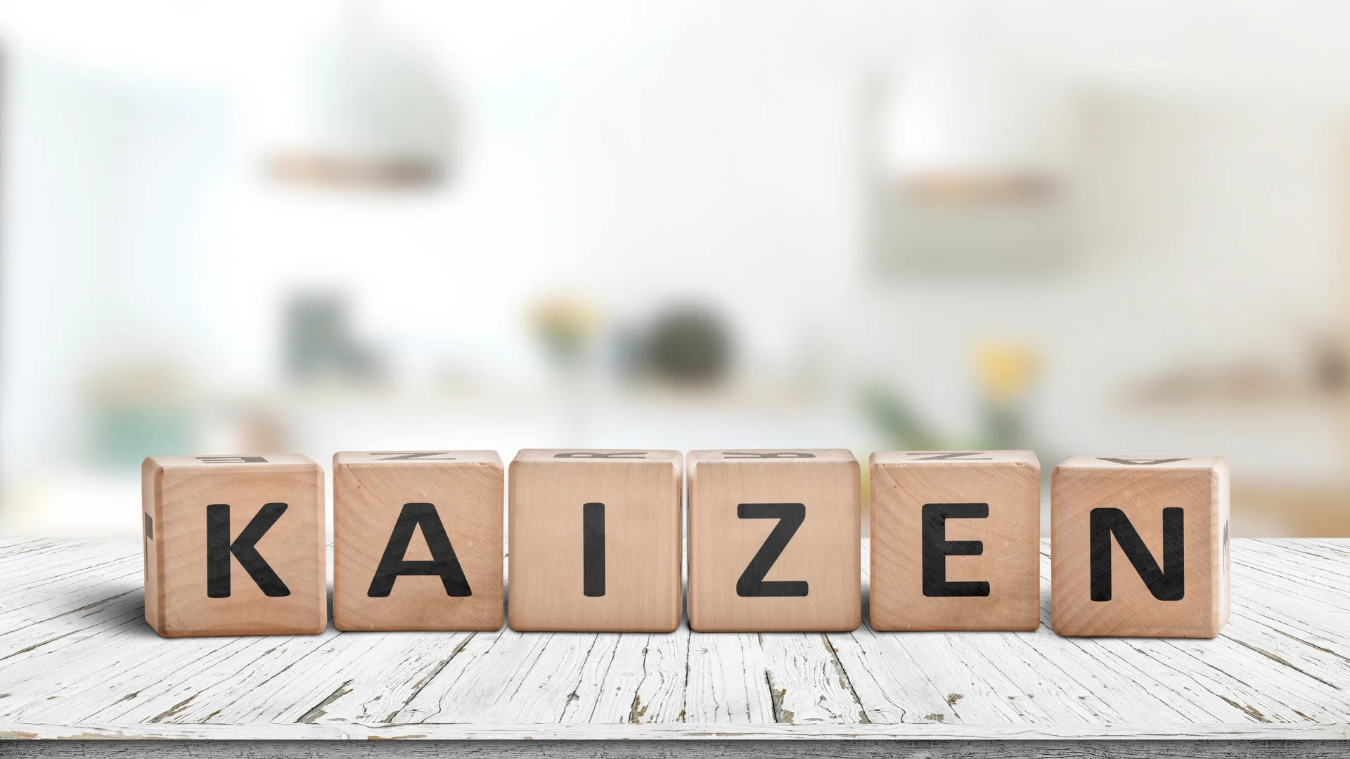 木製ブロックで「KAIZEN」(カイゼン)の文字