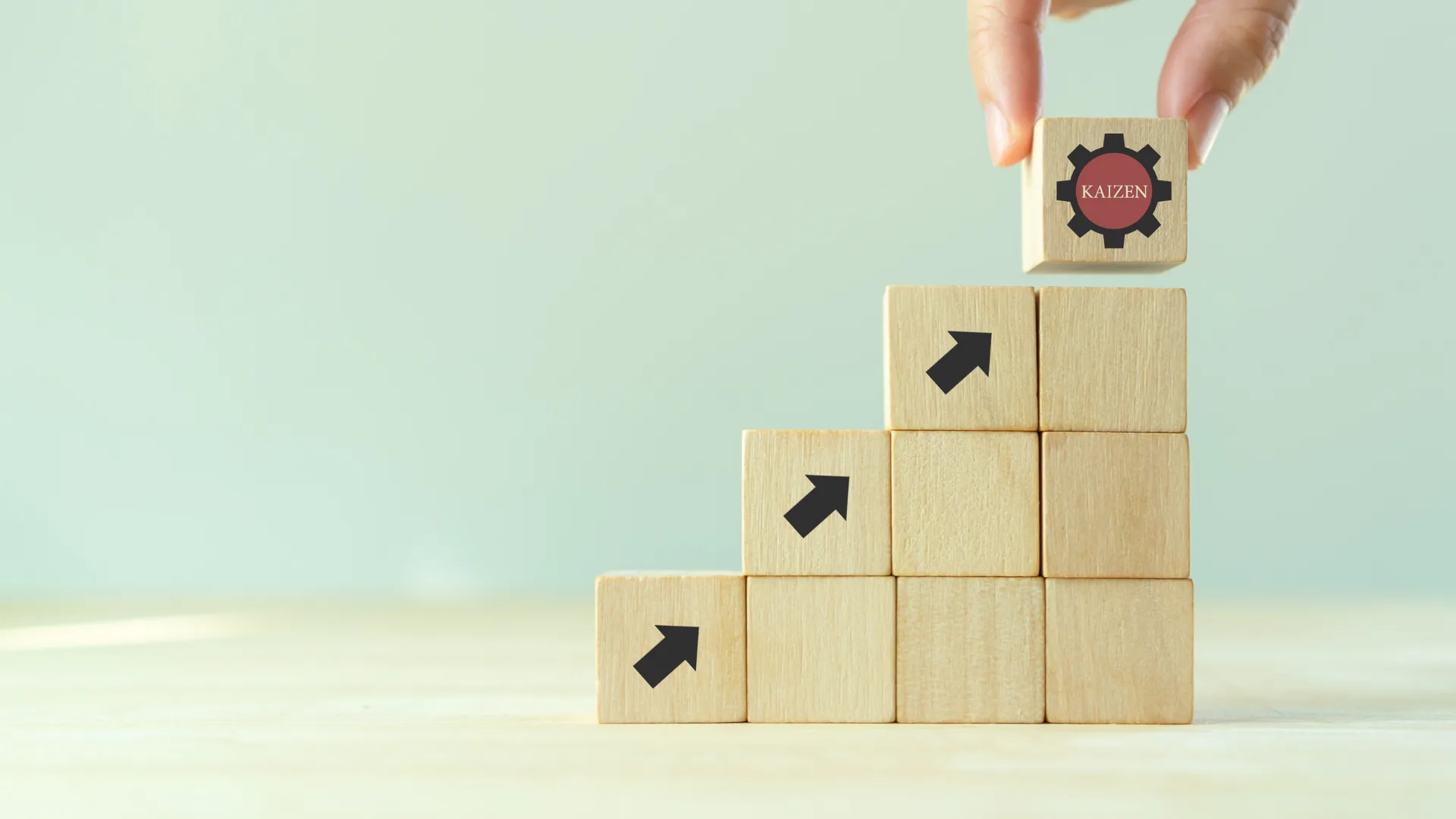 階段状に積まれたブロックと「KAIZEN」