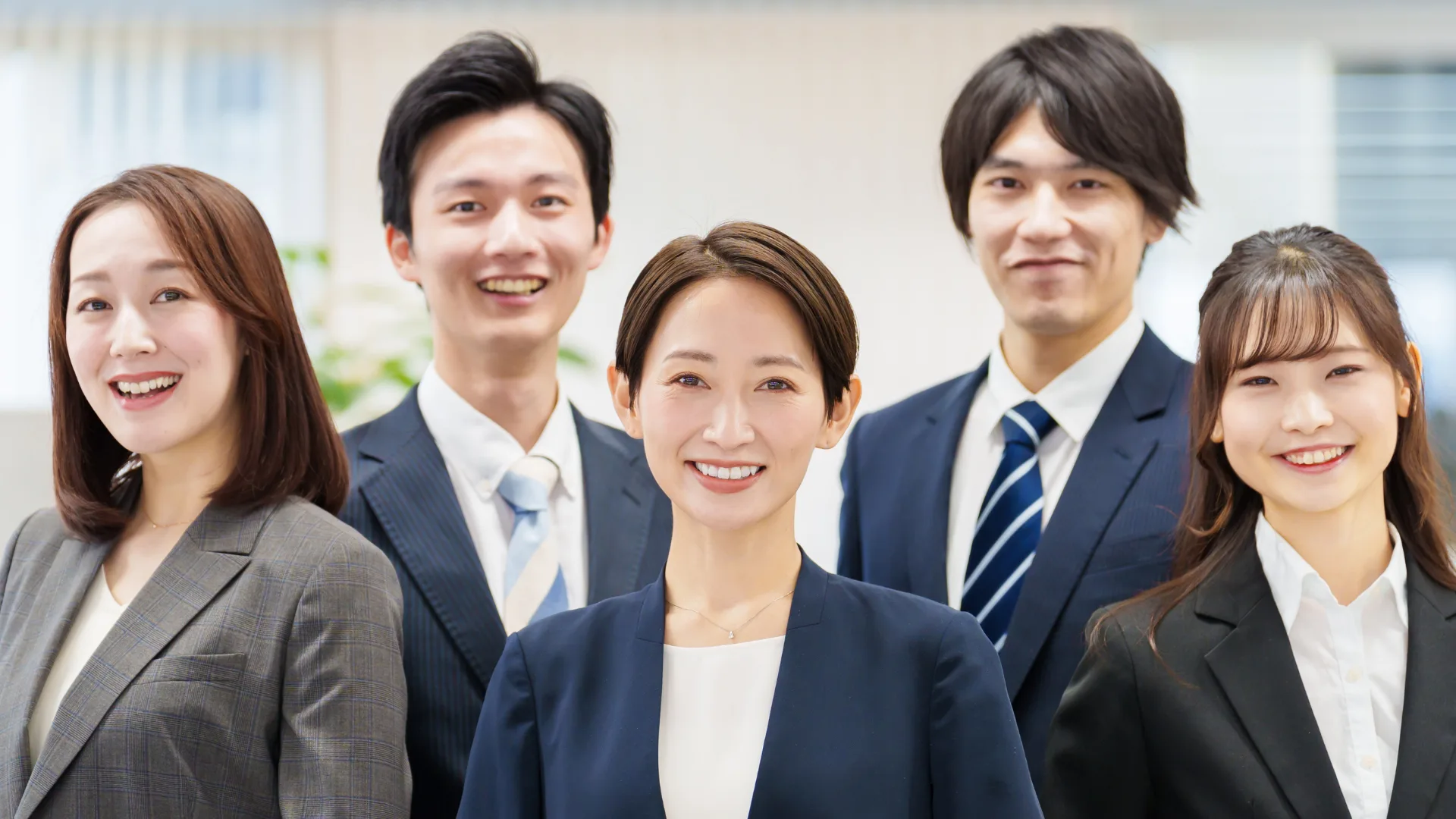 笑顔でカメラを見つめる様々な職種のビジネスチーム